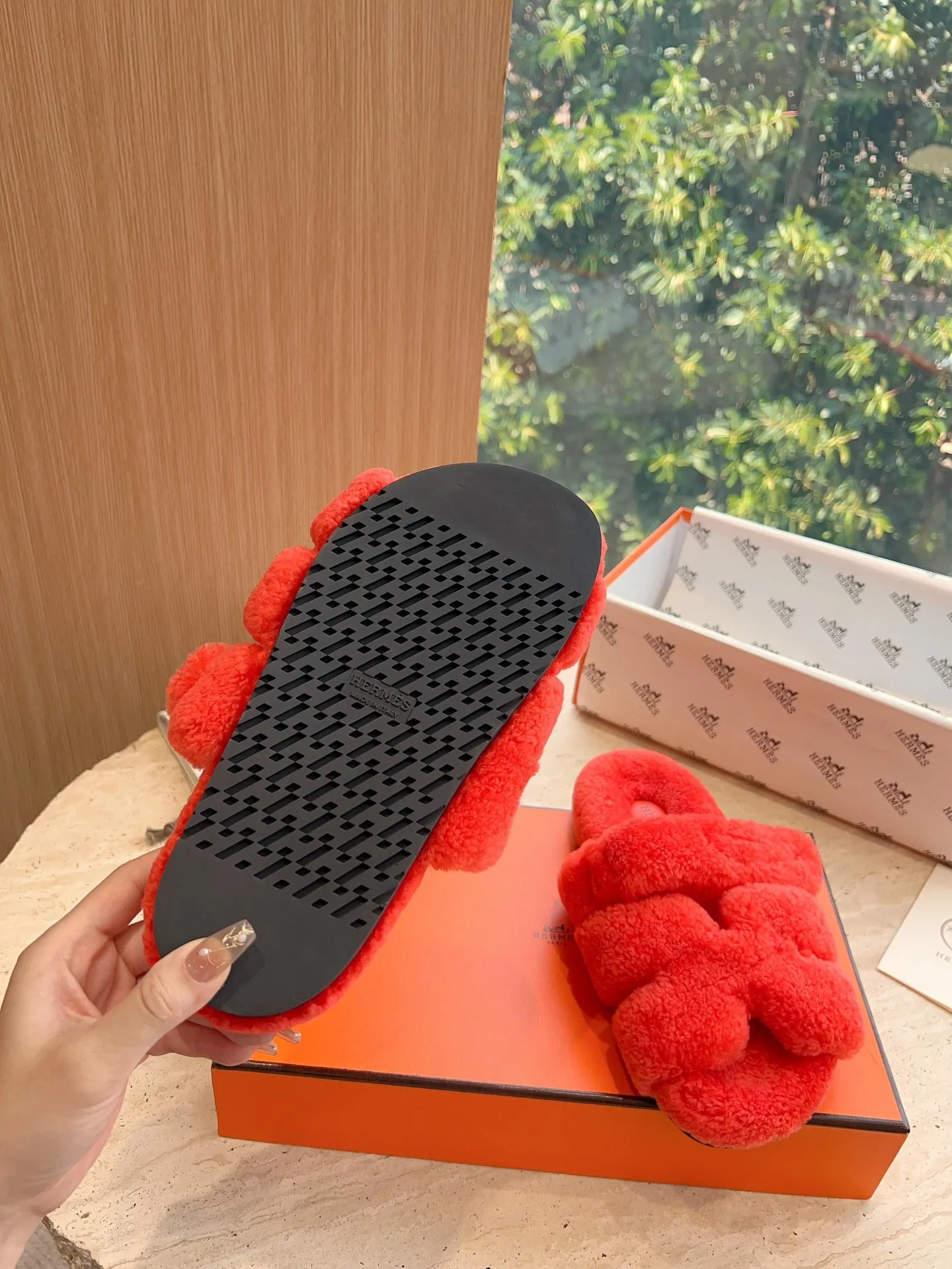 👟👟Ex-factory price 500👟👟 (Top version) Hermes Hermès Second Uncle Fur Slippers Can be made without standard: [Note: No standard needs to be customized] In 2024, the official website and Xiaohongshu will synchronize the latest color matching Hermès hot models, upgraded workmanship, high quality! Fashionable small wool H-slip autumn and winter style flat-soled wool mop. Fabric: Imported lamb's roll real wool. Lining: Imported lamb's roll real wool. Outsole: Genuine leather outsole. Size: 35-43, [Note: 41, 42, 43 customized]